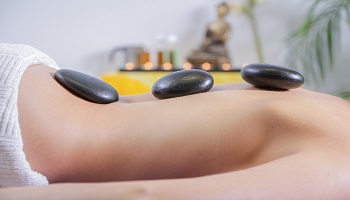 Massage aux pierres chaudes et froides